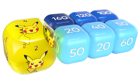 Un dé à six faces à l’effigie de Pikachu et d’autres dés marqueurs de dégâts.